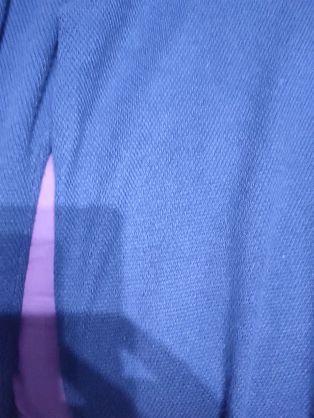 Camiseta azul hombre cuello abierto