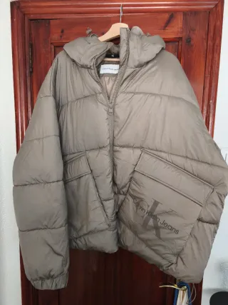 Chaqueta Calvin Klein Jeans acolchada beige