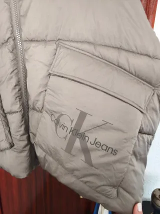 Chaqueta Calvin Klein Jeans acolchada beige