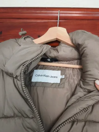 Chaqueta Calvin Klein Jeans acolchada beige