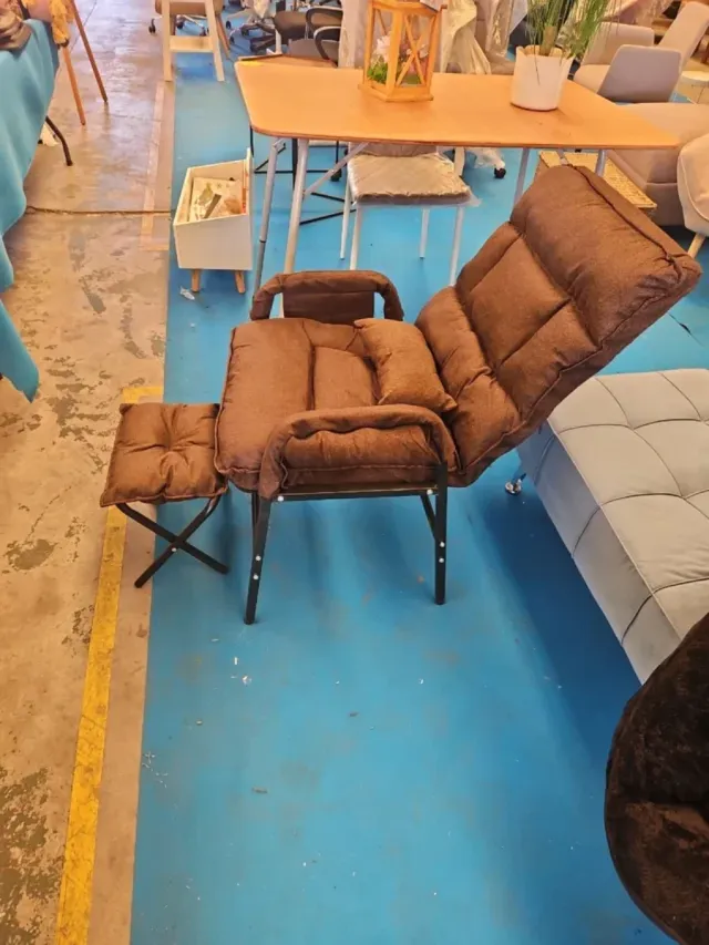 Sillón reclinable marrón con reposapiés