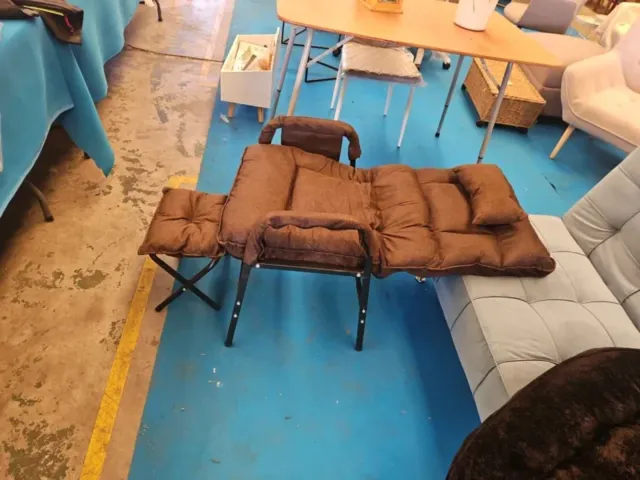 Sillón reclinable marrón con reposapiés