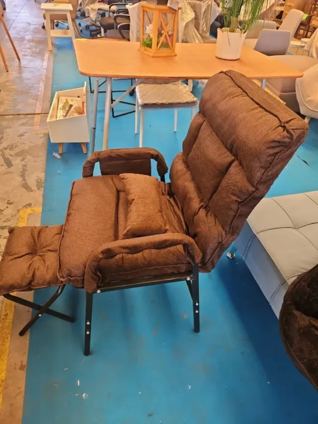 Sillón reclinable marrón con reposapiés