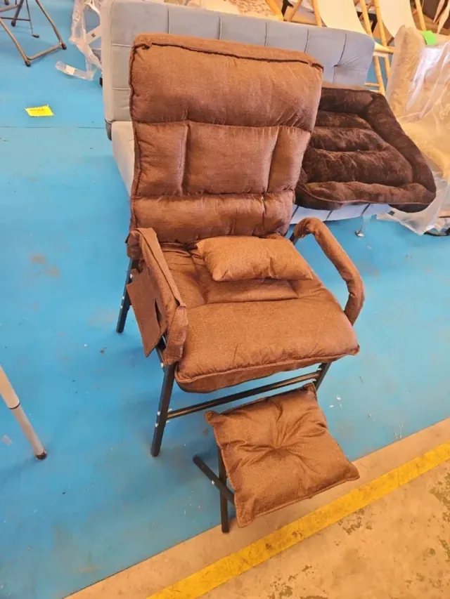Sillón reclinable marrón con reposapiés
