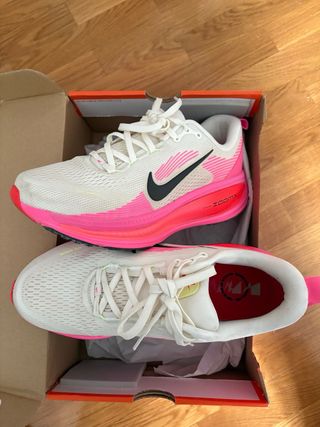 Zapatillas Nike Vomero 18 Rosa y Blanco