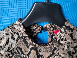 Blusa Guess Mujer Talla XS Estampado Animal