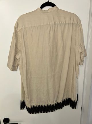 Camisa con bajo bordado