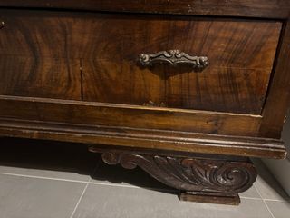 Armario antiguo de madera con espejos