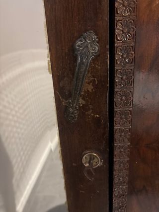 Armario antiguo de madera con espejos