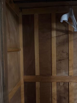 Armario antiguo de madera con espejos