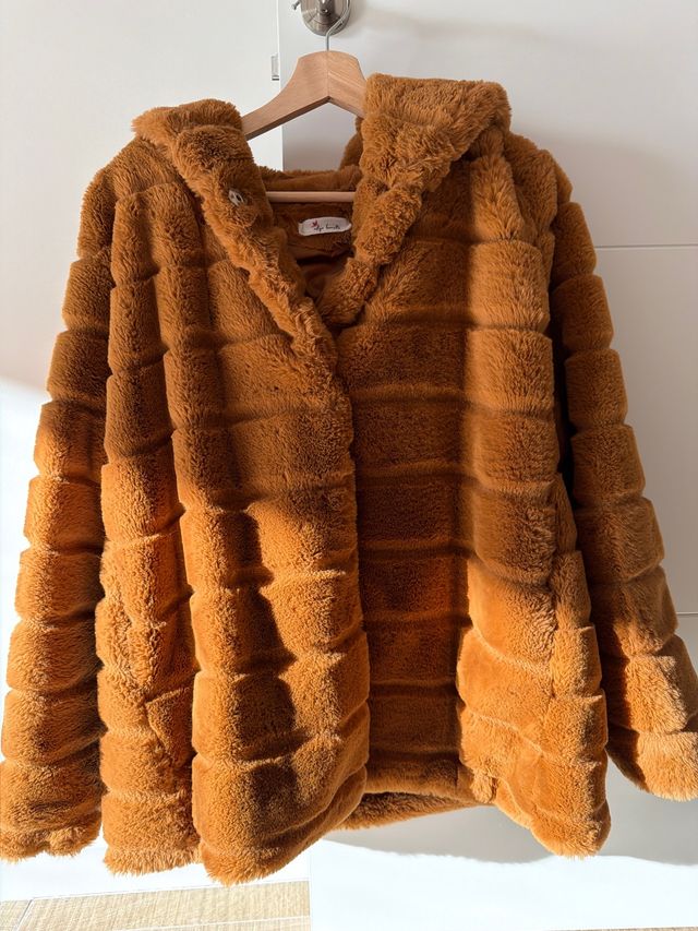 Abrigo efecto pelo marrón