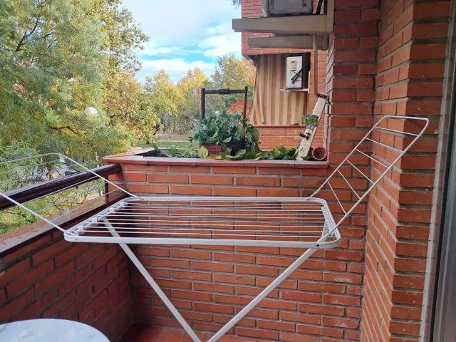 Tendedero extensible de metal blanco