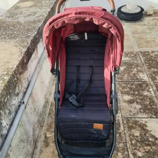 Passeggino rosso e nero