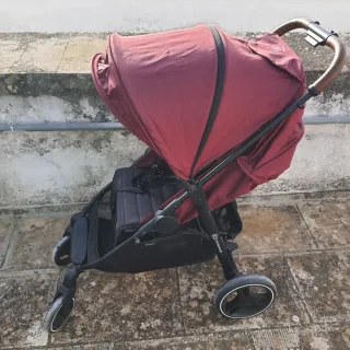 Passeggino rosso e nero