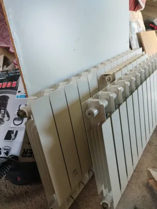 4 Radiadores de agua + toallero blancos de metal