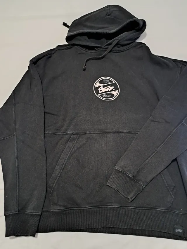 Sudadera con capucha negra