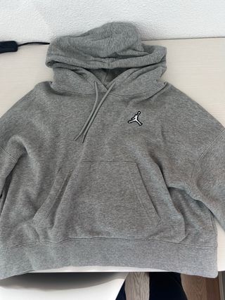 Sudadera Jordan Gris es tipo top mas corta