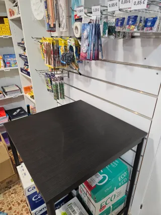 Mesa alta de madera y metal