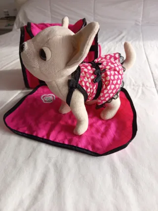 Perro Chi Chi Love con bolso y alfombra