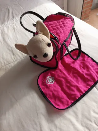 Perro Chi Chi Love con bolso y alfombra