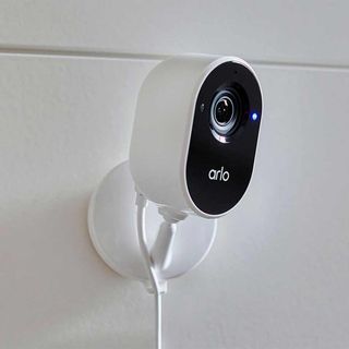 Cámara Arlo Essential HD Inalámbrica
