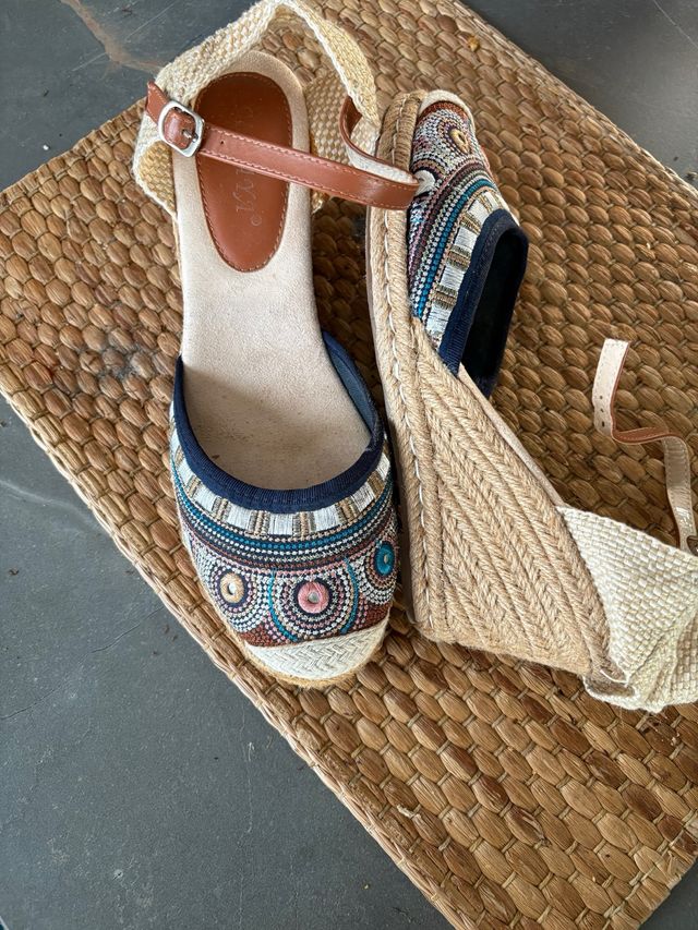 Sandalias cuña bordadas multicolor