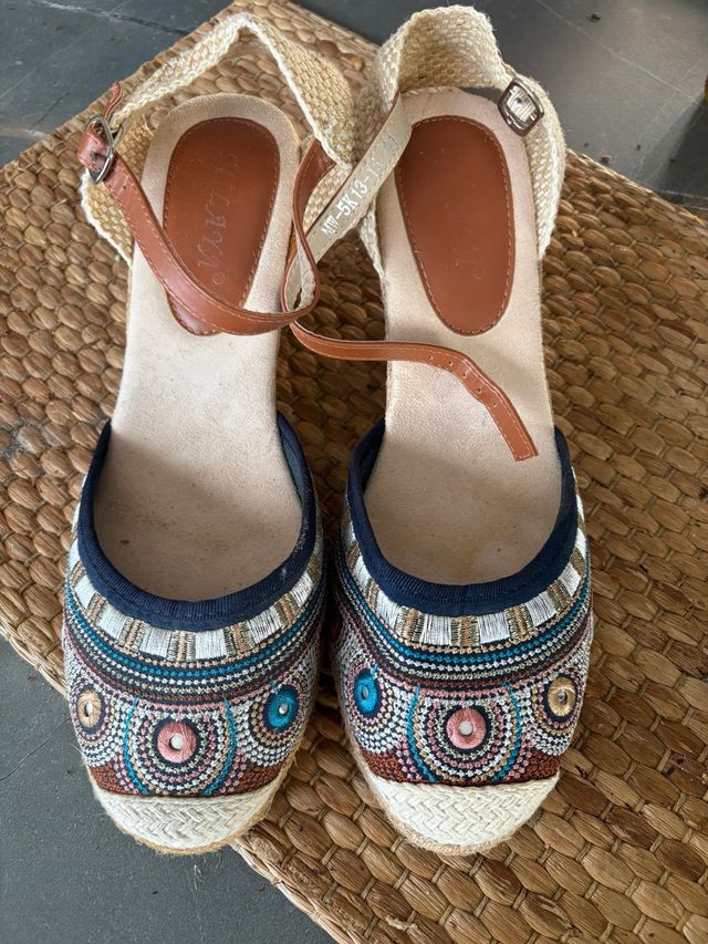 Sandalias cuña bordadas multicolor