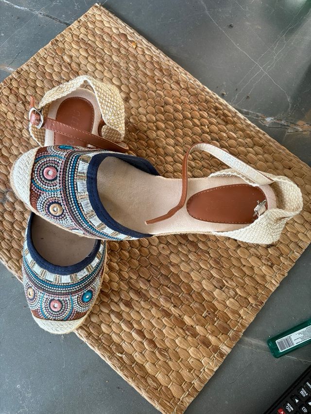 Sandalias cuña bordadas multicolor