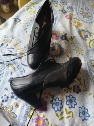 Zapatos de piel negros y marrón talla 38