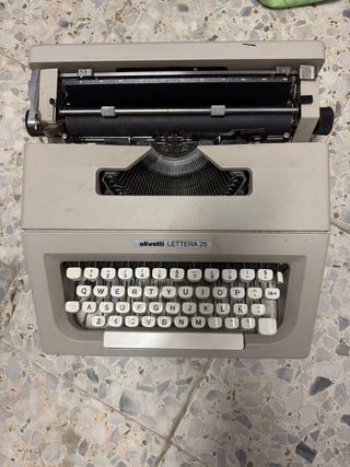 Máquina de escribir Olivetti Lettera 25