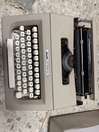 Máquina de escribir Olivetti Lettera 25