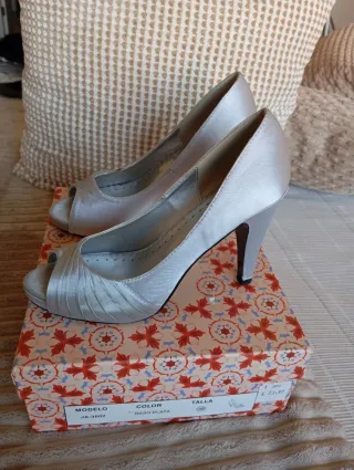 Zapatos de tacón plateados talla 38