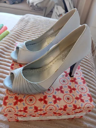 Zapatos de tacón plateados talla 38