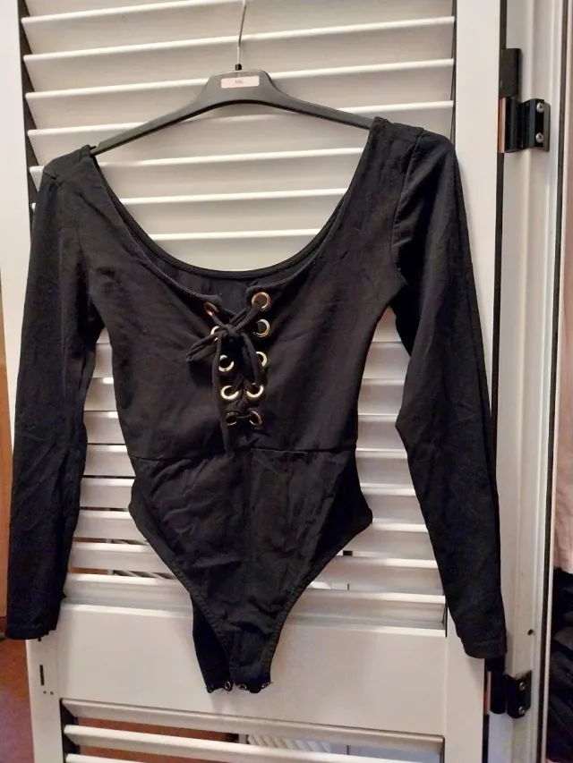 5€ cada prenda . Completamente nuevos .