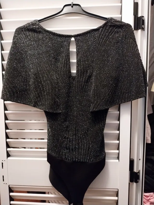 5€ cada prenda . Completamente nuevos .