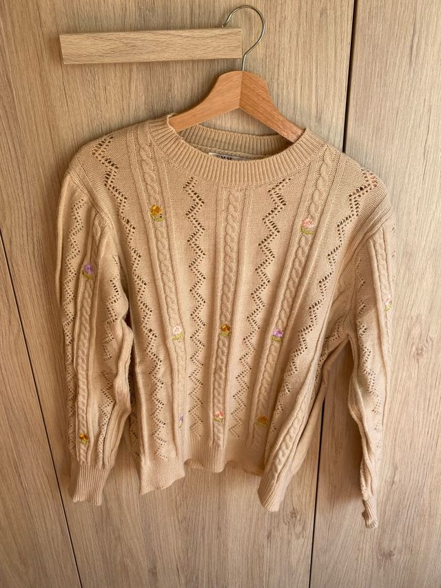 Jersey beige con flores bordadas