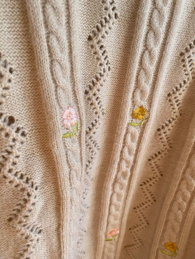 Jersey beige con flores bordadas