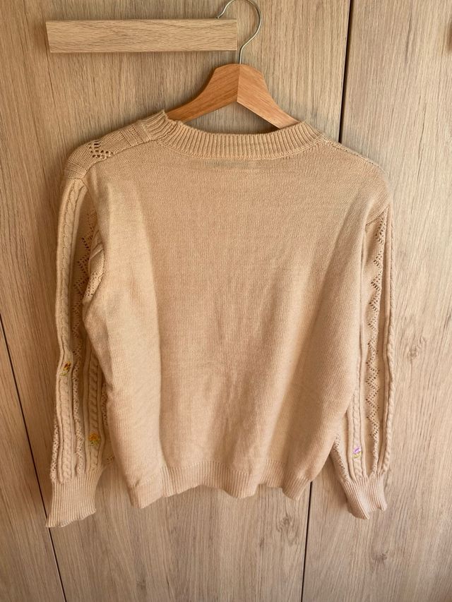 Jersey beige con flores bordadas