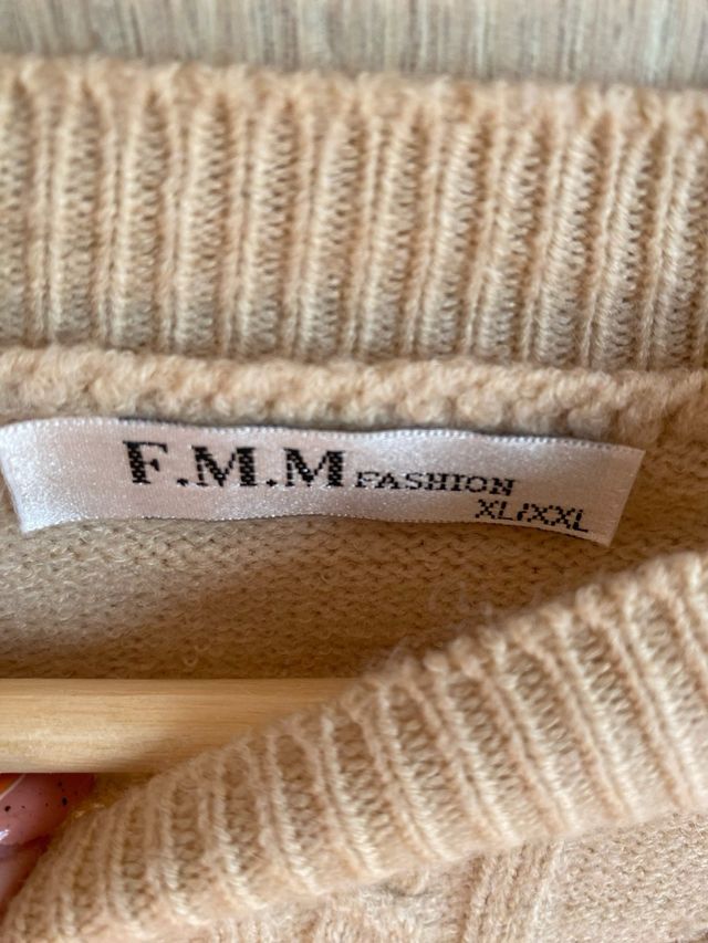 Jersey beige con flores bordadas