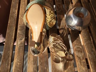 Sandalias de tacón Martinelli doradas NUEVAS!