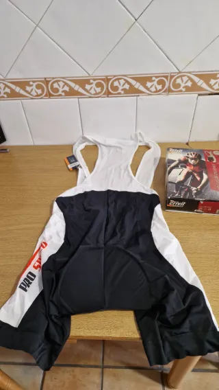 Lote Ciclismo: Casco, Maillot y Mallas