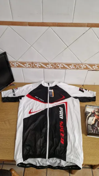 Lote Ciclismo: Casco, Maillot y Mallas