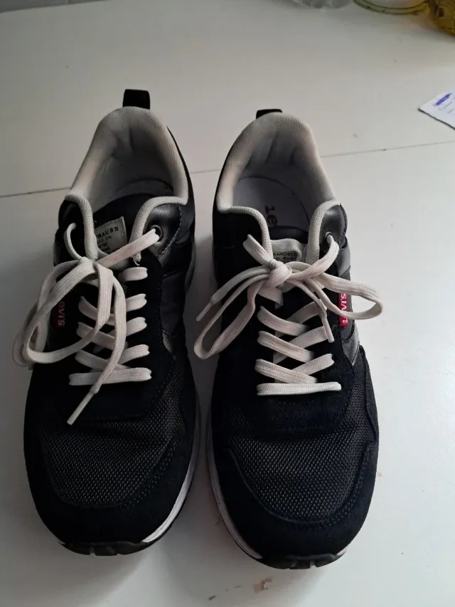 Zapatillas Levi's Negras y Blancas