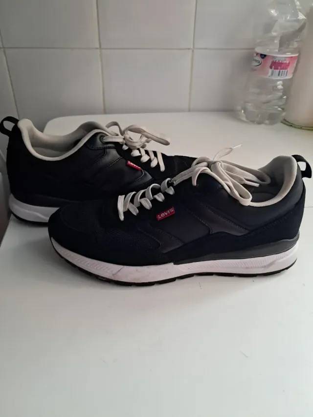 Zapatillas Levi's Negras y Blancas
