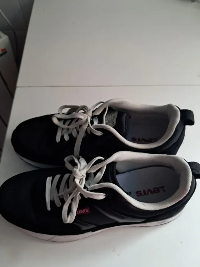 Zapatillas Levi's Negras y Blancas