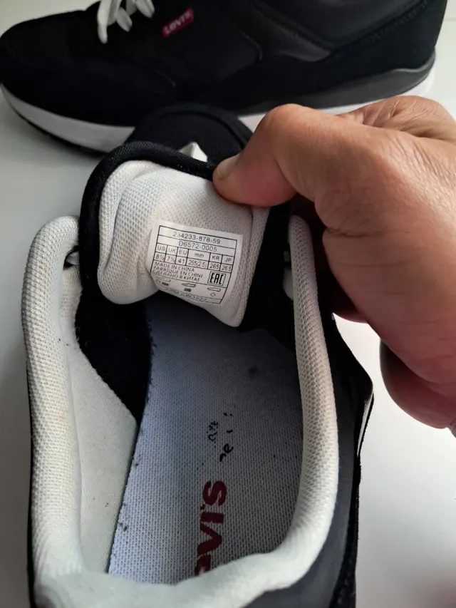 Zapatillas Levi's Negras y Blancas