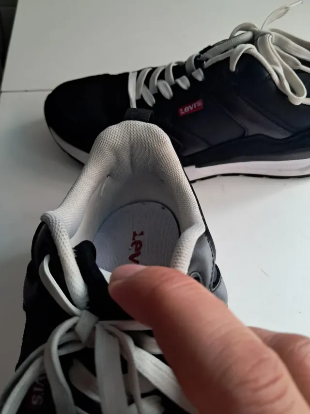 Zapatillas Levi's Negras y Blancas