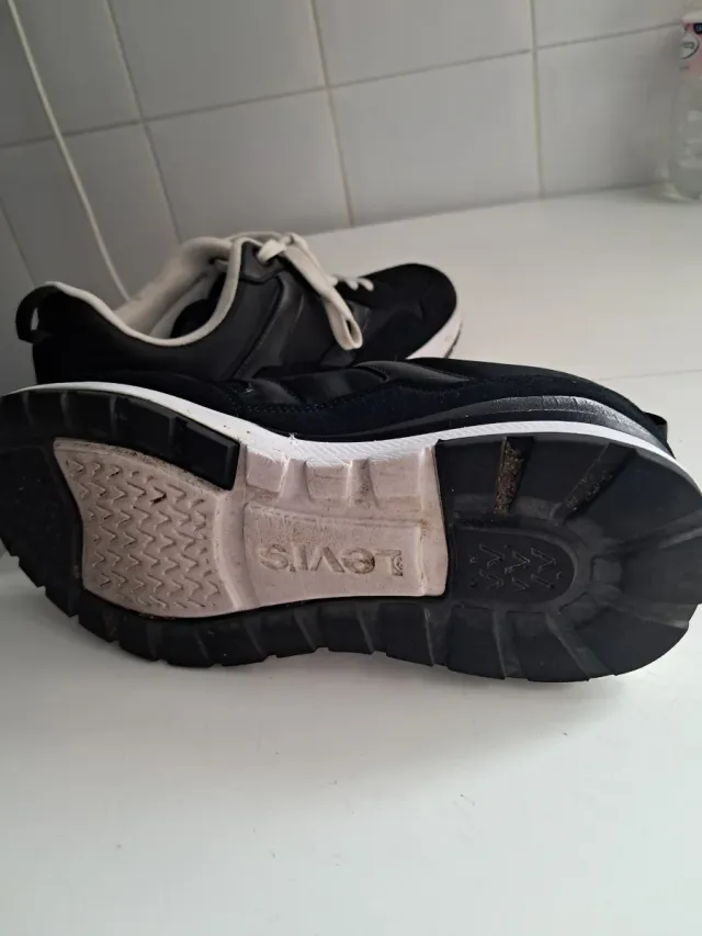 Zapatillas Levi's Negras y Blancas