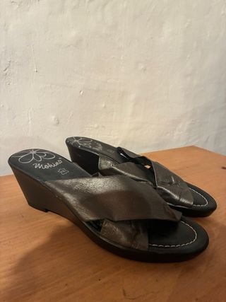Sandalias cuña Mohino negras y plateadas
