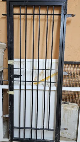 Puerta reja de hierro con cerradura